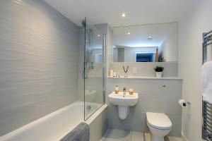 Un baño con ducha, inodoro y lavabo. en Hilltop Serviced Apartments- Northern Quarter, en Mánchester 41 fotos más