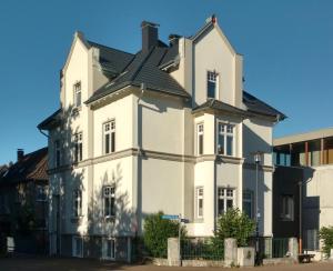 uma casa branca com um telhado preto em Kissinger em Detmold