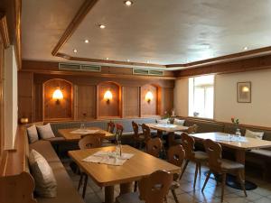 a restaurant with tables and chairs in a room at Hotel Hohe Schule in Bad Überkingen