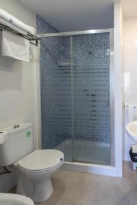 Een badkamer bij Apartamentos Buensol