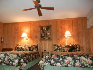 Postel nebo postele na pokoji v ubytování Homestead Lodging