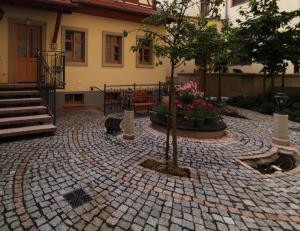 a courtyard with a tree and a building at Altstadtidyll in Meißen