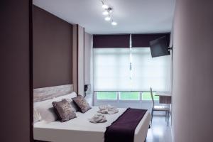 A bed or beds in a room at Hotel Ancora