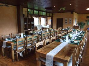 Un restaurante o sitio para comer en Hotel Forsthaus