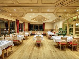 un comedor con mesas y sillas blancas en Hotel-Gasthof Neumühle, en Thiergarten