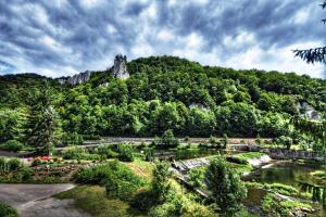 ThiergartenにあるHotel-Gasthof Neumühleの山を背景にした庭園 +2枚の写真