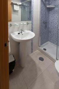 Een badkamer bij Apartamentos Buensol