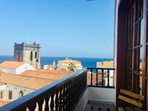 - Balcón con vistas al océano desde un edificio en El Hotelito 27, en Santa Cruz de la Palma