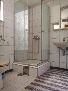 uma casa de banho com um chuveiro e um lavatório. em Apartmani Franceska em Bol