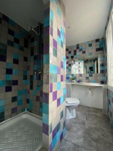 La salle de bains est pourvue d'une baignoire, d'un lavabo et de toilettes. dans l'établissement Hôtel La Rotonde, à La Croix-Valmer