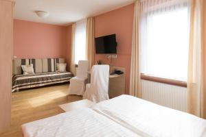 1 dormitorio con 1 cama y sala de estar en Hotel Martin, en Limburg an der Lahn