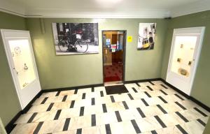 a room with green walls and a checkered floor at Paradouro in Lisbon