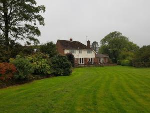 een huis met een grote tuin ervoor bij House On The Hill in Little Massingham