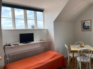 En tv och/eller ett underhållningssystem på Klinttorget 1