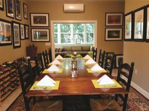 Haven Point Inn في Rock Hall: غرفة طعام مع طاولة وكراسي طويلة