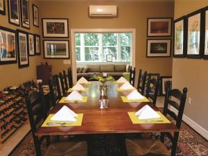 une salle à manger avec une grande table et des chaises dans l'établissement Haven Point Inn, à Rock Hall