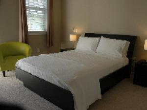 Una cama o camas en una habitación de Haven Point Inn