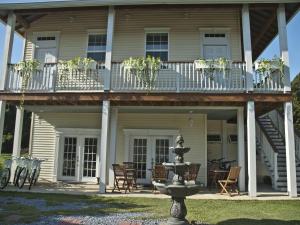 una casa con terraza y fuente en Haven Point Inn, en Rock Hall