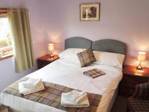 um quarto com uma cama com toalhas em Invicta House B&B em Golspie