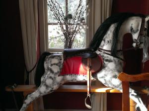een zwart-wit paard zittend in een stoel bij Iolanthe in Londen