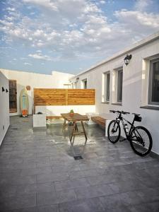 ein Fahrrad, das neben einem Tisch auf einer Terrasse geparkt ist in der Unterkunft LA TRAMONTANA DEL SUR in Tarifa
