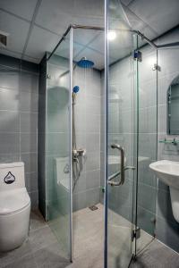 洞海的住宿－THE NEST QUANG BINH，带淋浴、卫生间和盥洗盆的浴室