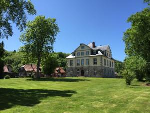 ein großes Haus auf einem großen Grasfeld in der Unterkunft Jagdschloß Walkenried in Walkenried