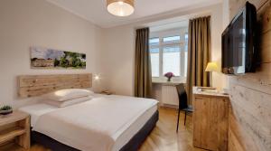 เตียงในห้องที่ Alpen Hotel München