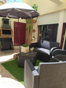 patio con divano, ombrellone e tavolo di Casas do Beco Charming Flats a Lisbona