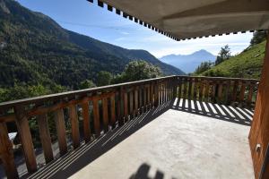 balcone in legno con vista sulle montagne di VAUJANYLOCATIONS - Le Jardin Alpin a Vaujany