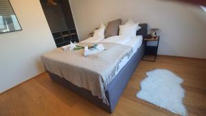 A bed or beds in a room at Rooftop Terrace, free garage parking and Pool! Még 29 kép