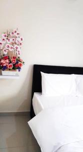 a bedroom with a bed with a flower arrangement on the wall at 28 Gred Hotel in Bukit Mertajam