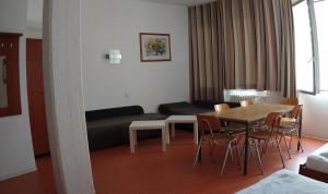 sala de estar con mesa y sofá en Hostel am Kurtti en Berlín
