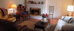 sala de estar con sofá y chimenea en Jenny's Country Manor, en Stanfordville
