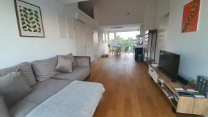 A television and/or entertainment centre at Rooftop Terrace, free garage parking and Pool!