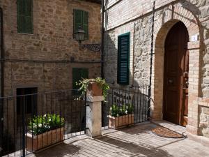 uma entrada para um edifício com um portão de ferro forjado em RESIDENCE IL GROTTINO em Gualdo Cattaneo