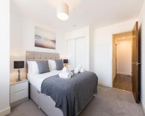 sypialnia z dużym białym łóżkiem w pokoju w obiekcie KCS Luxury Apartment - Broad Street Birmingham w Birmingham