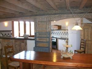 uma cozinha com uma mesa de madeira e uma sala de jantar em Ker Peric em Saint-Pierre-dels-Forcats