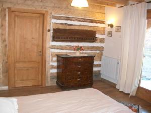um quarto com uma cama e uma parede de madeira em Ker Peric em Saint-Pierre-dels-Forcats