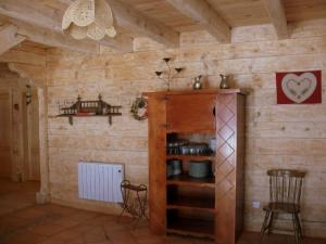 サン・ピエール・デル・フォルサにあるKer Puigmalの木製の壁の客室で、食器を用意したキャビネットが備わります。