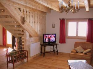 uma sala de estar com uma televisão de ecrã plano sobre uma mesa em Ker Puigmal em Saint-Pierre-dels-Forcats