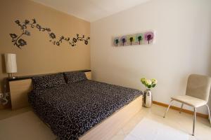 a bedroom with a bed and a vase of flowers at Apartments Casa Emonia in Novigrad Istria