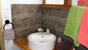y baño con lavabo y toallas verdes. en Le Clos De La Roche en Goven