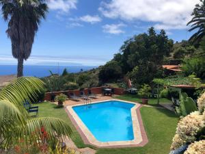 a villa with a swimming pool and the ocean at La casita de Mazo in Mazo