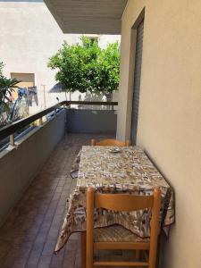 una mesa y sillas en el balcón de una casa en Appartamento Gemma, en Martinsicuro
