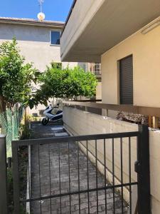 un balcón de una casa con un coche aparcado en una entrada en Appartamento Gemma, en Martinsicuro