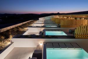 Bazén v ubytování Cave Suites Milos nebo v jeho okolí
