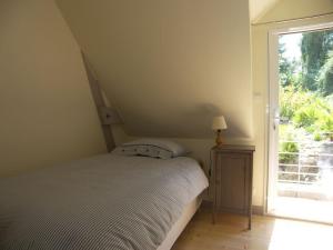 A bed or beds in a room at Un Jardin en Pente Douce
