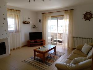 ein Wohnzimmer mit einem Sofa und einem Couchtisch in der Unterkunft Navio in Torreira