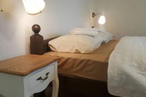 - une chambre avec un lit et une table avec un lit dans l'établissement Apartment Alemina 3min away from center, à Cazin